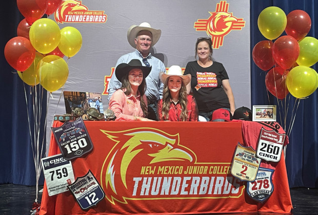 BULLDOGSSIGN MacyeMaben(below)andTatumWalker(above) of Spur plan to continue their sports careers after graduation. Maben will compete in rodeo at New Mexico Junior College while Walker will play basketball at Howard Payne University. | THE TEXAS SPUR