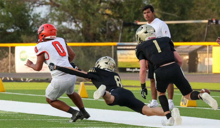 BIRDS TAKE DOWN DRAGONS In West Texas six-man football action this week, the #5-ranked Jayton Jaybirds defeated the #6 Paducah Dragons 64–42. Jayton will hit the road this week to face the Whitharral Panthers on Friday, Sept. 18. | JAYBIRD MEDIA