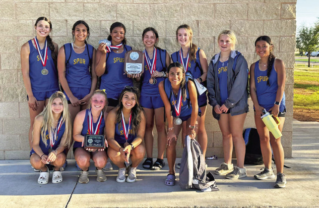 Spur qualifies 14 for area track meet