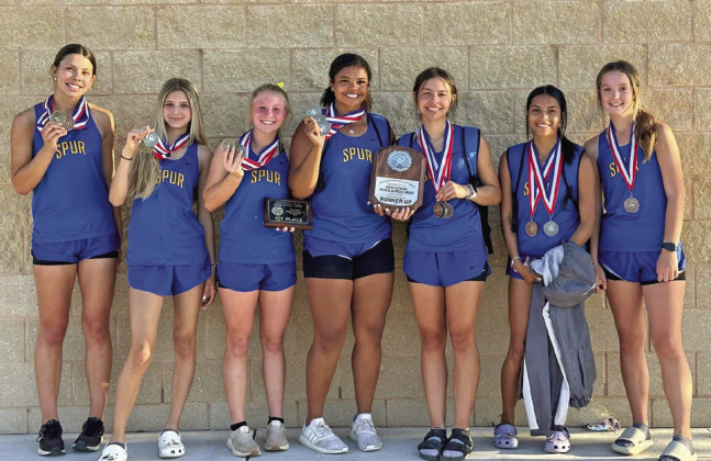 Spur qualifies 14 for area track meet