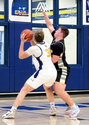 ON DEFENSE Dayton Bleiker’s defense helped the Jaybirds take the win over Lubbock Christian Feb. 20. | SUE JANE SULLIVAN FOR THE TEXAS SPUR