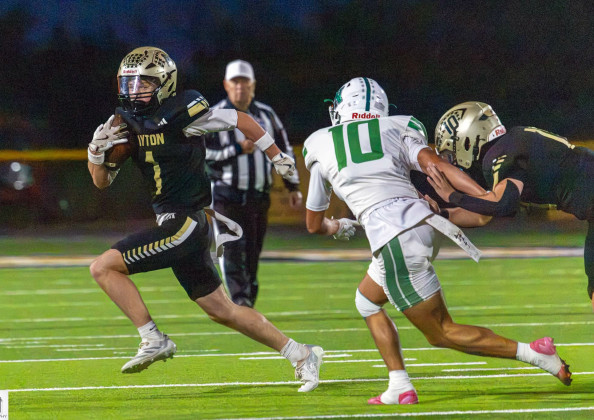 GROUNDGAME Jayton’s Cash Chisum carried the ball against Newcastle on Friday night in Jayton, rushing for 213 yards and three touchdowns on 23 carries in the Jaybirds’58-52 loss. | KEVIN MOODY