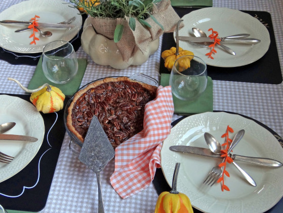 THIS BEAUTIFUL PIE could easily fill in as the centerpiece on your holiday table. Here’s how to make the crust. | ANGELINA LaRUE PHOTO