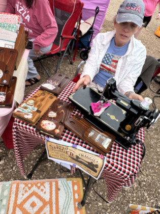 SINGER FEATHERWEIGHT sewing machine was a vintage highlight of Dianna Yarnold’s sewing club tent. Find her on Instagram at TexasQuiltedFeather. | TEXAS SPUR
