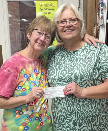 Helping Hands supports Spur Library