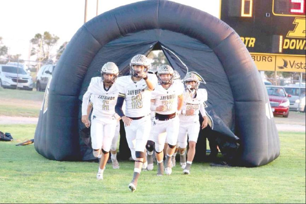 Jayton stays perfect, defeats Petersburg