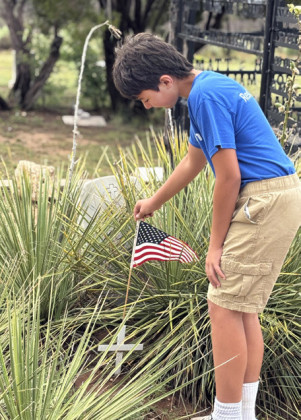 HONORINGTHEIR SERVICE Tatom Bridge, Henry Chapman and CalvinHays Chapman, all members of the Dickens County 4-H club, placed flags on veterans’ graves at the Afton cemetery before the community’s 2025 Memorial Day observance. | COURTESY PHOTOS