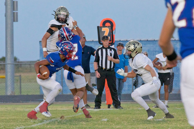 JAYTON WINS The #1-ranked in Division II Jayton Jaybirds took down the #9-ranked in Division I Knox City Greyhounds by the 45 rule in the 4th quarter, 80-30, Friday night. | SHERI BATY PHOTOS