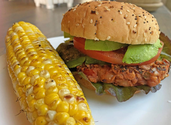 Grill beanie burgers on the BBQ as a meat alternative