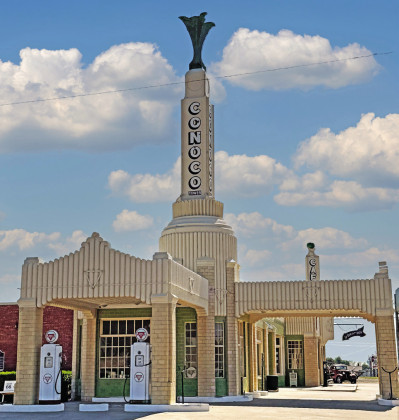 THEU-DROPINN/CONOCOTOWER welcomes visitors once again from all over the world, after restoration in 2003. After dark its green and pink neon lights are a photographer’s delight; here, at midday in July, the bleached-out sky required Photoshopping. | THE TEXAS SPUR