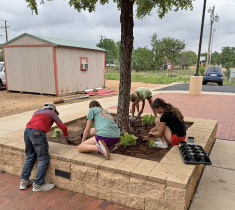 Dickens 4-H beautifies annex, Springs entry