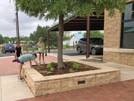 Dickens 4-H beautifies annex, Springs entry
