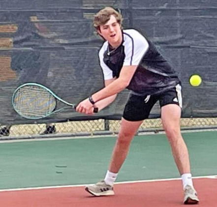 Jayton advances 4 to regional tennis