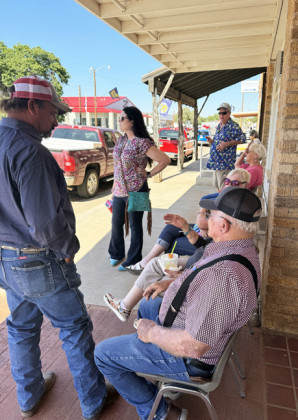 PALACE VISITORS Anticipating the start of the Spur Homecoming parade, Spur exes and friends gather in front of the theater with Mary and Harry Bob Martin. SPOTLIGHT PHOTOS, PAGE 9 | THE TEXAS SPUR
