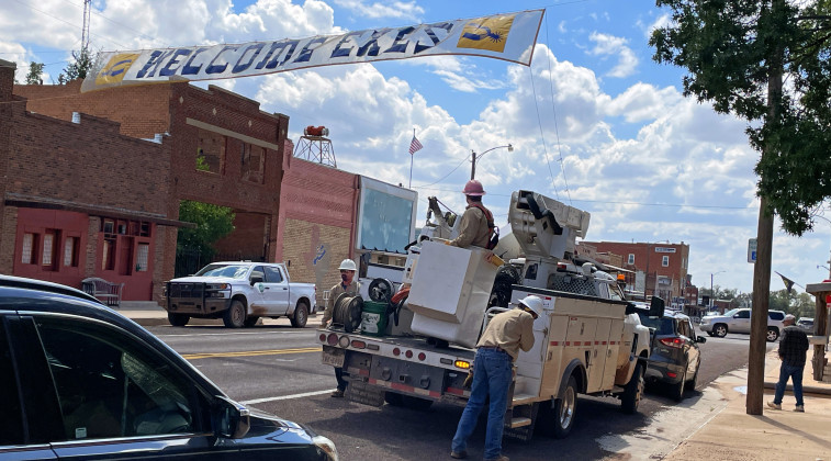 YEARLY RITUAL On Monday afternoon, crews from South Plains Electric Coop hoisted the Spur Homecoming banner across Burlington Avenue in preparation for weekend festivities. FULL SCHEDULE OF EVENTS, SECTION C | THE TEXAS SPUR
