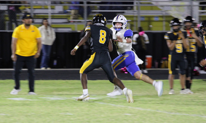 BACK-AND-FORTH BATTLE Though Spur led at several points during last Friday night’s varsity contest, Petersburg ultimately prevailed. | SPUR YEARBOOK PHOTOS