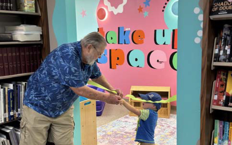 MAYOR AND MINI-ME presided over a ribbon cutting May 14 for the Dickens County Spur Public Library’s newest feature, a Play Space specially for children. SPOTLIGHT PHOTOS, PAGE 8 | TEXAS SPUR