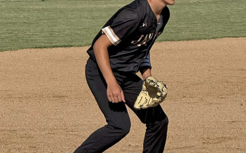 Jaybirds split games on diamond
