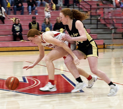 ABOUT TO FOUL OUT Strawn’s Gracie Cook (left) and Jayton’s Reese Redford battled all night in the Lady Jays’ physical win, 51-36. Both standout players fouled out.
