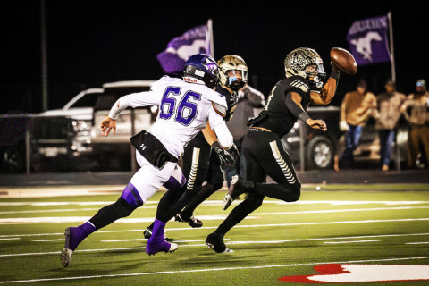 OUTTAMYWAY Nothing—noteventhehigh-scoringMustangs— were going to stand in the path of the Jaybirds’momentum in the 2025 six-man football playoffs. Jayton will face Klondike on Friday night, Dec. 5, in Colorado City. | JAYTON YEARBOOK PHOTOS