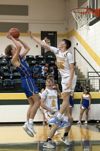 BULLDOGSWIN Spur’s Matthijs De Boer goes up against Guthrie in the Bulldogs’ district win Feb. 6. | SUE JANE SULLIVAN