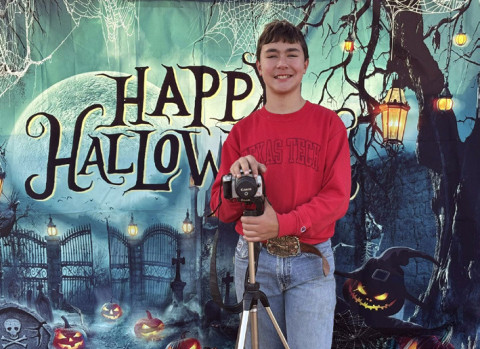 HALLOWEEN HAPPENINGS At Spur’s Saturday night Trunk or Treat event held in the Lawrence Brothers IGA parking lot, Dickens County 4-H provided a Haunted Livestock Trailer display and also photographed costumed revelers with a dazzling backdrop. 4-H member Henry Chapman is working toward the organization’s Junior Master Photography Ambassador certification. His brother, CalvinHays Chapman, helped. MORE PHOTOS, BACK PAGE | COURTESY PHOTO