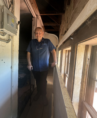 PROJECTIONIST RETURNS TO PALACE