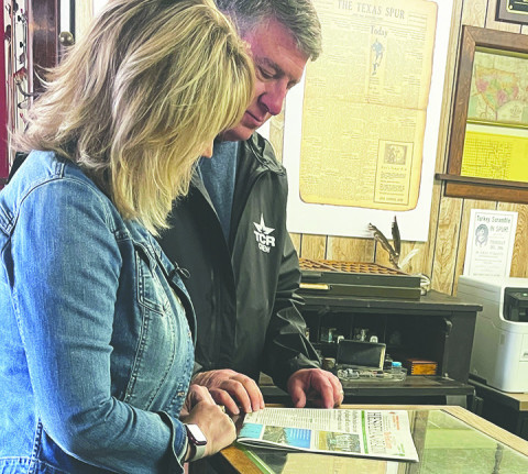 TEXAS COUNTRY REPORTER HOSTS Bob and Kelli Phillips of “Texas Country Reporter” stopped in at the newspaper office in 2022 to get a glimpse of small-town newspapering. The TCR segment they filmed airs this week, and will be shown at Spur’s Palace Theater March 10. | THE TEXAS SPUR