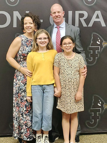 JGISD SUPERINTENDENT FINALIST Scott Bickell, superintendent for Muenster ISD, has been named sole finalist for the superintendent’s position at Jayton-Girard ISD. Shown are Scott and Brooke Bicknell and their children, Josselyn, 4th grade, and Everly, 3rd grade. | COURTESY PHOTO