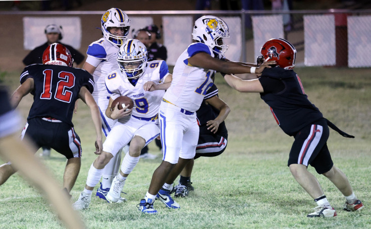 IN THE LIONS’ DEN at Roby Oct. 23, the Bulldogs took a loss—but live to fight another day. | COURTESY PHOTOS