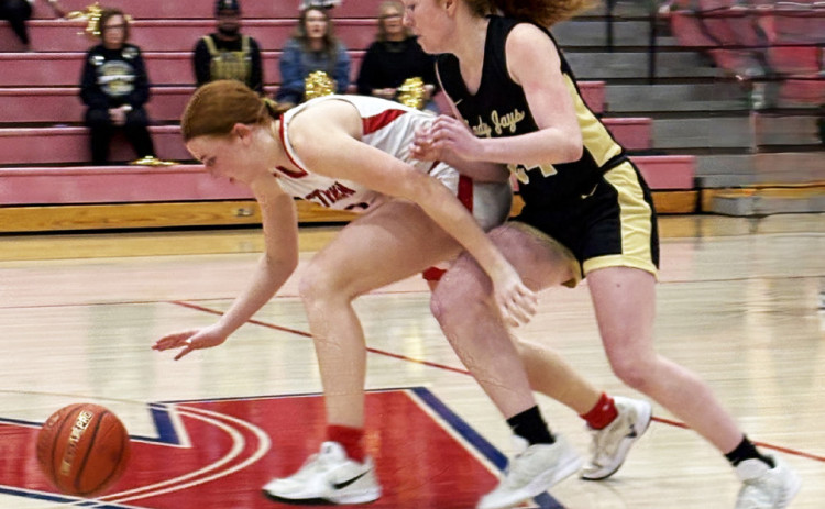 ABOUT TO FOUL OUT Strawn’s Gracie Cook (left) and Jayton’s Reese Redford battled all night in the Lady Jays’ physical win, 51-36. Both standout players fouled out.