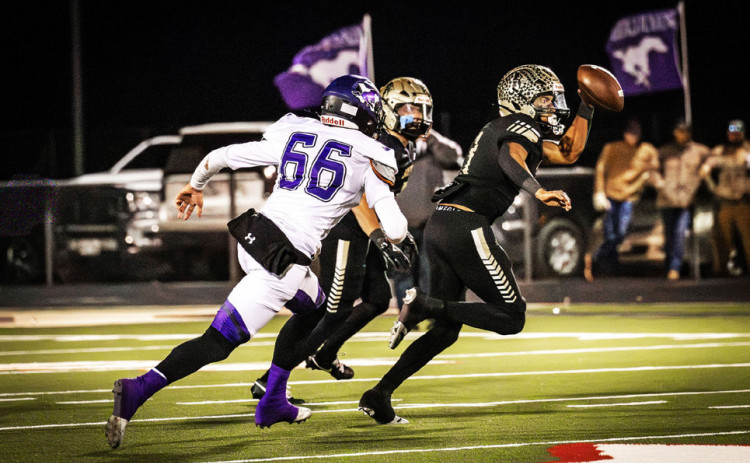 OUTTAMYWAY Nothing—noteventhehigh-scoringMustangs— were going to stand in the path of the Jaybirds’momentum in the 2025 six-man football playoffs. Jayton will face Klondike on Friday night, Dec. 5, in Colorado City. | JAYTON YEARBOOK PHOTOS