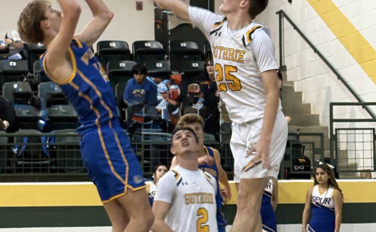 BULLDOGSWIN Spur’s Matthijs De Boer goes up against Guthrie in the Bulldogs’ district win Feb. 6. | SUE JANE SULLIVAN