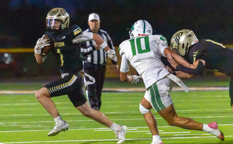 GROUNDGAME Jayton’s Cash Chisum carried the ball against Newcastle on Friday night in Jayton, rushing for 213 yards and three touchdowns on 23 carries in the Jaybirds’58-52 loss. | KEVIN MOODY