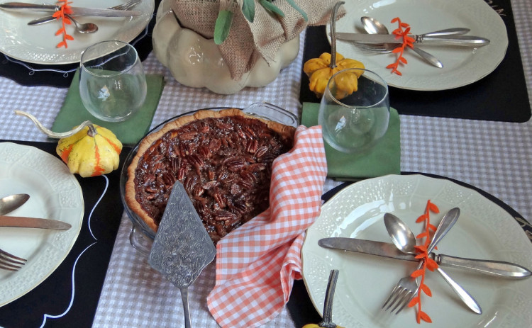 THIS BEAUTIFUL PIE could easily fill in as the centerpiece on your holiday table. Here’s how to make the crust. | ANGELINA LaRUE PHOTO