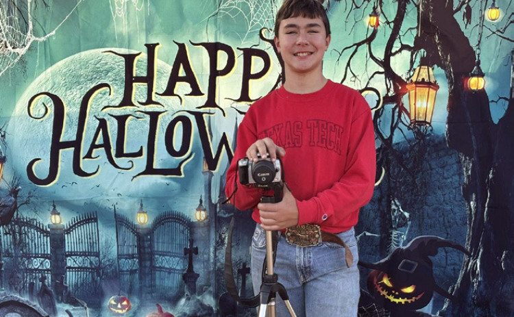 HALLOWEEN HAPPENINGS At Spur’s Saturday night Trunk or Treat event held in the Lawrence Brothers IGA parking lot, Dickens County 4-H provided a Haunted Livestock Trailer display and also photographed costumed revelers with a dazzling backdrop. 4-H member Henry Chapman is working toward the organization’s Junior Master Photography Ambassador certification. His brother, CalvinHays Chapman, helped. MORE PHOTOS, BACK PAGE | COURTESY PHOTO