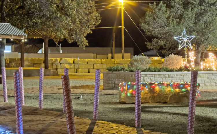 SPOTLIGHT ON HOLIDAY DECORATIONS IN DOWNTOWN SPUR