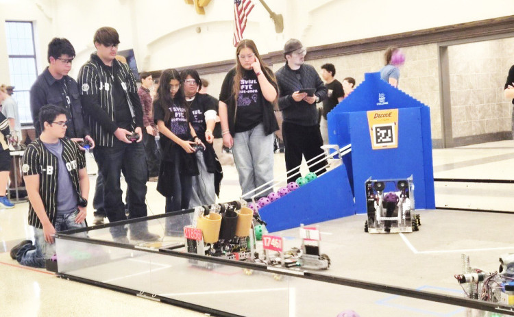 ROBOTICS HONORS Jayton’s JBots finished the weekend of robotics competition with a record of 4-1. This moves them up to the3rdrankedteamintheLubbockALeague. | COURTESYPHOTO