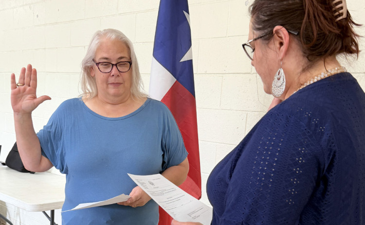 SPUR CITY COUNCIL welcomed returning board members at its May 19 regular meeting. Cit secretary Ashley Carothers (at right in each photo) administered the oath of office to Kristy Price (top photo),LaidyVasquez(middlephoto)andLandonHinson(bottom photo). | TEXAS SPUR