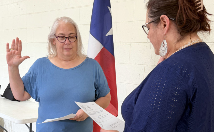 SPUR CITY COUNCIL welcomed returning board members at its May 19 regular meeting. Cit secretary Ashley Carothers (at right in each photo) administered the oath of office to Kristy Price (top photo),LaidyVasquez(middlephoto)andLandonHinson(bottom photo). | TEXAS SPUR