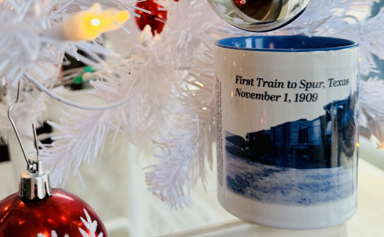 SPUR COMMEMORATIVE COFFEE MUG The Texas Spur newspaper’s2025 holiday commemorative mug honors“The First Train to Spur, Nov. 1, 1909.” Only a few of the limitededition mug are still available at the newspaper office or via mail-order, for $15 (sales tax included; shipping additional). A handful of previous years’ mugs, such as the Vicki Glass Diggs design for The Palace Theater, are also still in stock. | TEXAS SPUR PHOTO