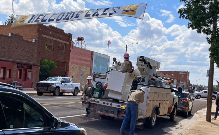 YEARLY RITUAL On Monday afternoon, crews from South Plains Electric Coop hoisted the Spur Homecoming banner across Burlington Avenue in preparation for weekend festivities. FULL SCHEDULE OF EVENTS, SECTION C | THE TEXAS SPUR